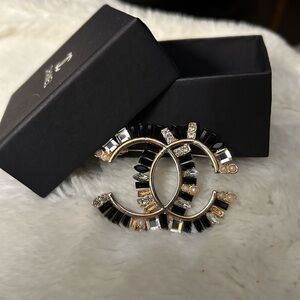 Elegant Black and Gold Women's Brooch